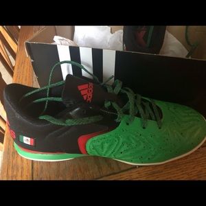 Size 9.5 men’s indoor soccer shoes.